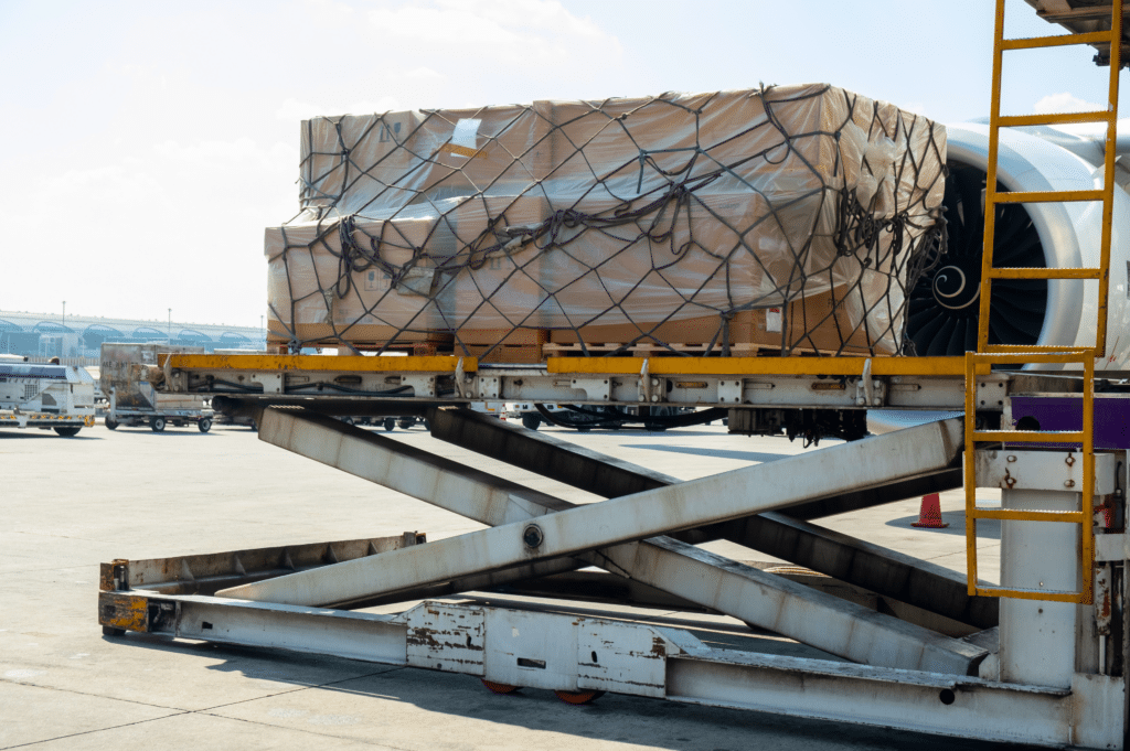 packing cargo in aircraft