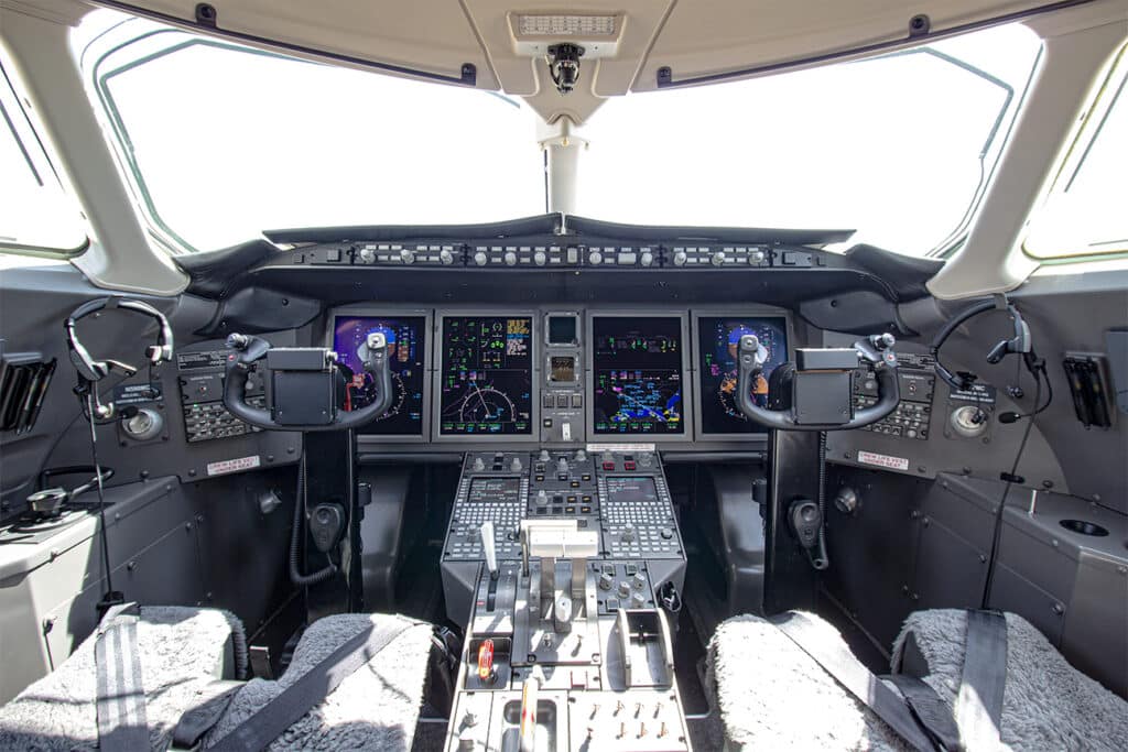 Challenger 300 SN 27 cockpit